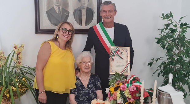 In foto la consegna dell'attestato a nonna Anna da parte del sindaco Salsetti e della vice Tasselli.