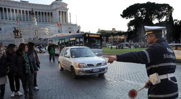 Roma, targhe alterne: oggi divieto di circolazione per le dispari con 138 multe
