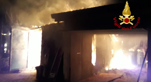 Incendio a Camposampiero: fiamme in un ricovero di attrezzi