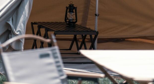 Valsusa, rimane senza reddito di cittadinanza e monta la tenda davanti alla sede Inps: «Io disabile e senza lavoro»