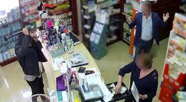 Rapine in farmacia nel Napoletano, due 15enni incastrati dalle telecamere