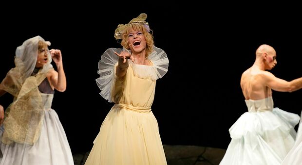 Teatro Carcano, si riparte con le Nina's Drag Queens: «Il nostro Gattopardo irriverente tra Raffaella Carrà e Garibaldi»