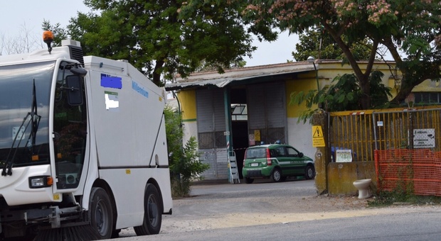 Banda dei tir a Roma, nuovo colpo: rubato camion dei rifiuti nel deposito dell’isola ecologica