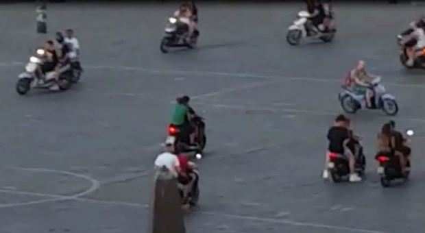 Napoli, la sfida allo Stato dei centauri di piazza Mercato: decine di motorini davanti alle forze dell'ordine. Tutti senza casco