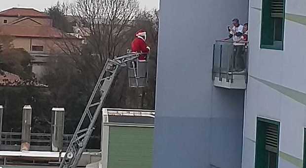 Babbo Natale per i bimbi in Pediatria scende dal cielo con i pompieri