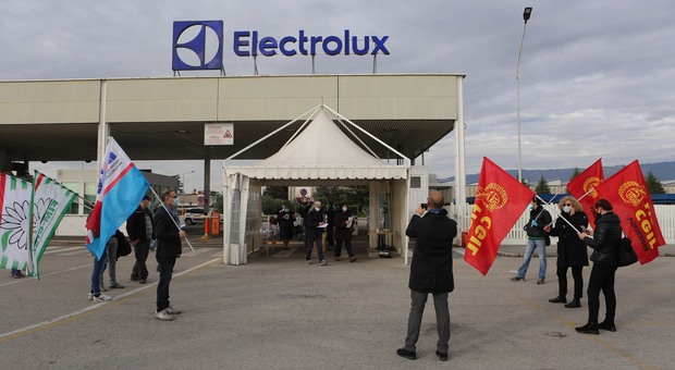 Electrolux, Ciriani: «Serve un'alleanza territoriale». E sulla cessione non esclude la Golden Power