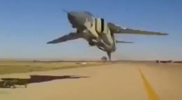 L'aereo militare vola sopra la pista e sfiora un uomo: tragedia evitata per un soffio