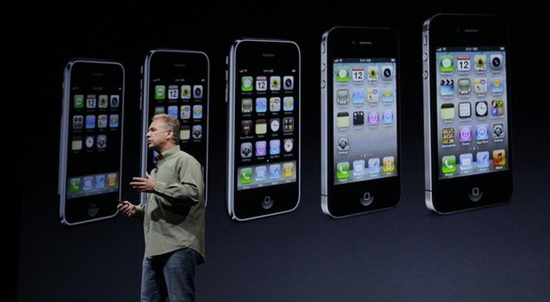 Phil Schiller presenta il nuovo iPhone (foto Eric Risberg - Ap)