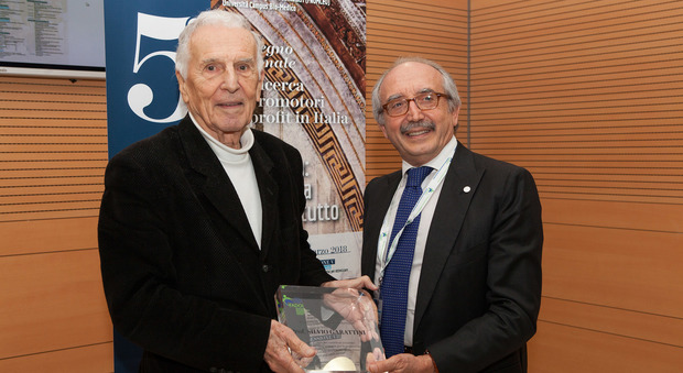Un pioniere della ricerca, i medici internisti premiano Silvio Garattini
