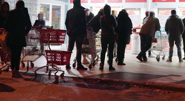 immagine Terni, decine di persone in fila al supermarket aperto di notte dopo l'annuncio di Conte
Fotogallery Angelo Papa