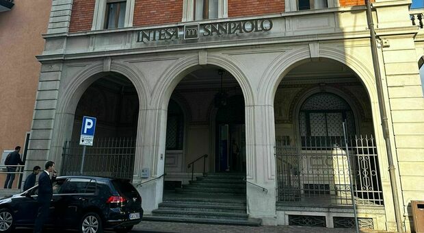 La filiale di intesa San Paolo dove è avvenuta la tentata rapina