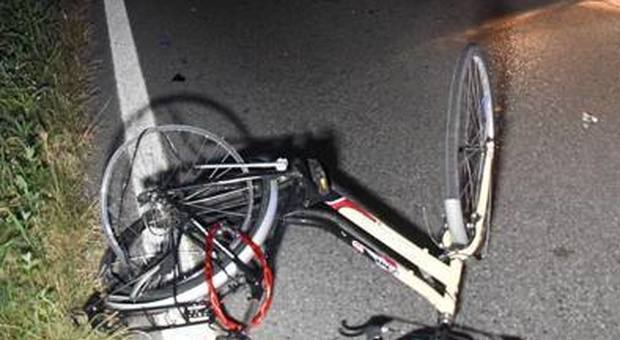 Travolge e uccide un ciclista e scappa con la bici incastrata sotto l'auto: 28enne arrestata
