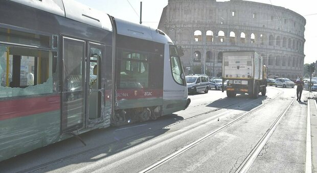 Roma, tram a 5 km all’ora. Circolare Atac: «Binari vecchi, rischio deragliamento»