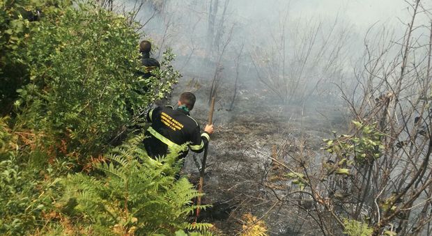 Roghi a Mugnano e Castelvetere Bagnoli: fuoco vicino alle case in azione il Canadair Il video