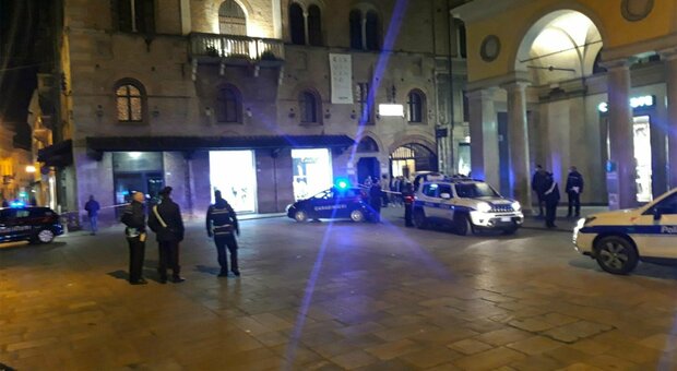 Reggio Emilia, spara a un gruppo di giovani dopo una lite e ne ferisce 3. «Sono stati maleducati»