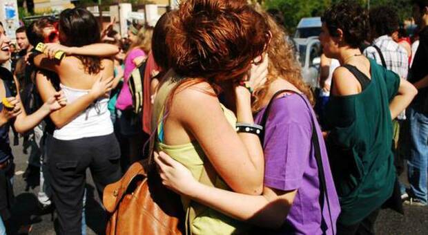 Pesaro choc: confessa di essere lesbica, ma i genitori la aggrediscono e la picchiano. Lei li denuncia