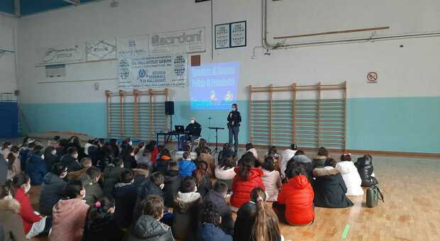 Educare alla legalità, la polizia sale in cattedra nelle scuole di Ancona e provincia