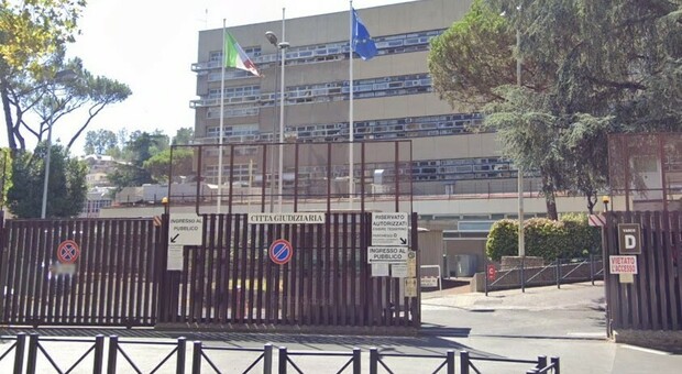Roma choc, avvocato rapinato e ferito con un coltello nel parcheggio del Tribunale