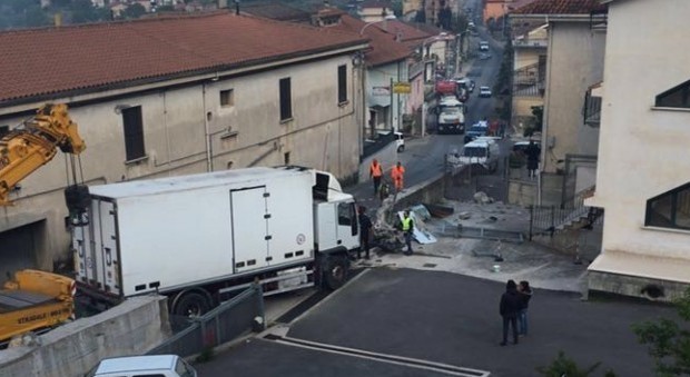 Camion frigorifero contro un muro, paura e strada chiusa nel Vallo di Diano