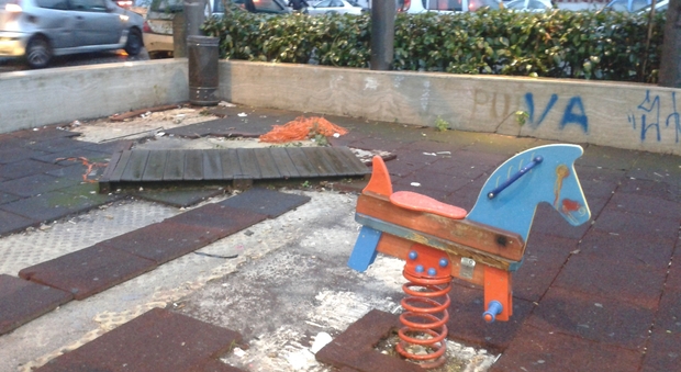 Napoli - Area giochi piazza Italia distrutta dai vandali