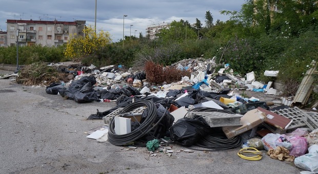 Napoli Est, discarica di rifiuti a due passi dall'ospedale del Mare