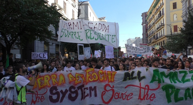 Marcia per il clima, Napoli invasa dagli studenti: «Basta con rifiuti e roghi»