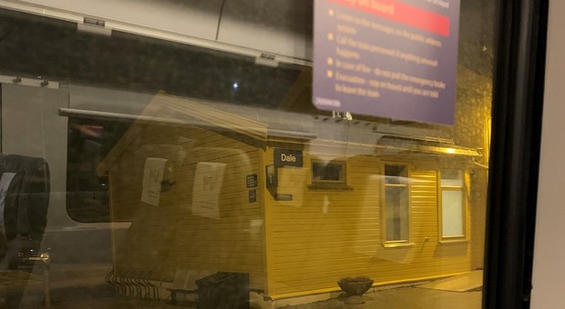 Positivo al Coronavirus starnutisce a ripetizione sul treno: passeggeri in quarantena