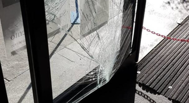 A Saronno atto vandalico nella notte: rotte le vetrate del municipio di Saronno