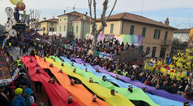 Il carnevale di Fano fa il pieno di turisti da ogni parte d'Italia. C'è l'omaggio per i cento anni della Musica Arabita