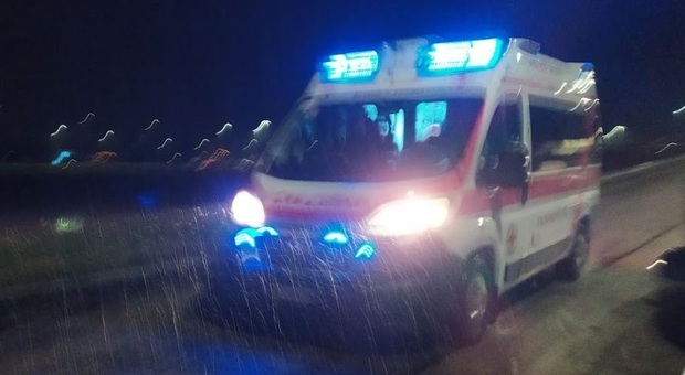 Scontro fra due auto in via Olivetti: 4 feriti