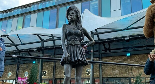 Amy Winehouse - statua di bronzo a Stables Market di Camden Town - foto di Hert Niks (@hertwashere) su Unsplush