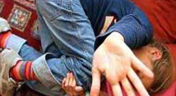 Perugia, orrore in famiglia: violenta il figlio piccolo, arrestato 14 anni dopo