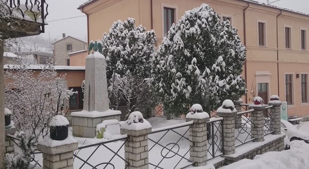 Neve ad Arcevia e nel Fabrianese Mezzi pesanti bloccati dalle 22