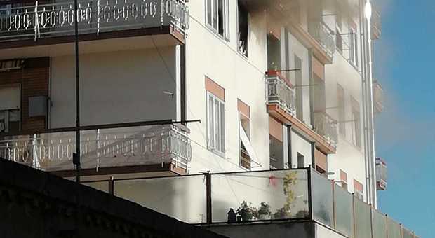 Principio d'incendio in un appartamento al terzo piano: attimi di panico in centro
