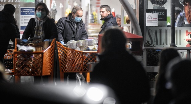 immagine Code ai supermercati notturni dopo il decreto (foto Paolo Caprioli/Ag.Toiati)