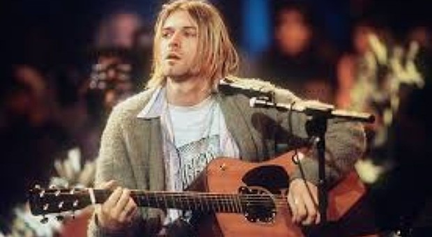 Kurt Cobain, la chitarra suonata per "Unplugged" battuta all'asta per sei milioni di dollari