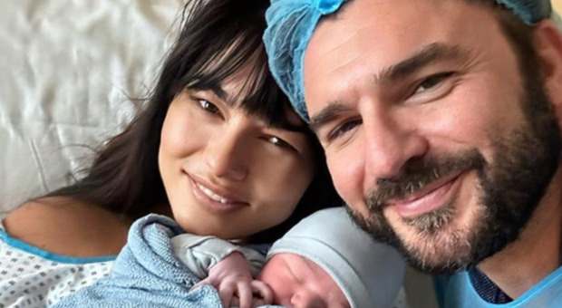 Elisa D'Ospina e Stefano Macchia sono diventati genitori, è nato Niccolò: «Da adesso si naviga e si vola». Il post dell'ex di Anna Pettinelli