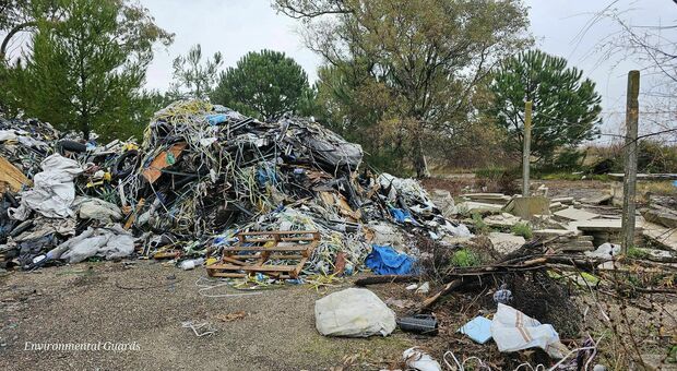 Mille quintali di rifiuti abbandonati vicino alla spiaggia