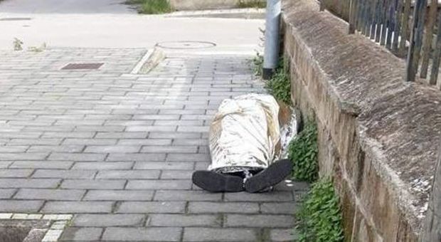 Salerno, l'ambulanza non arriva: uomo muore in strada dopo mezz'ora senza soccorsi