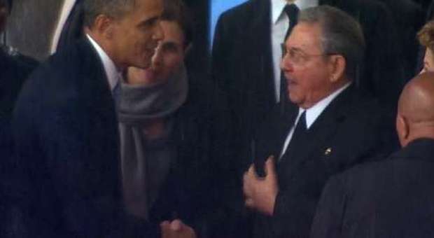 Barack Obama e Raul Castro si stringono la mano