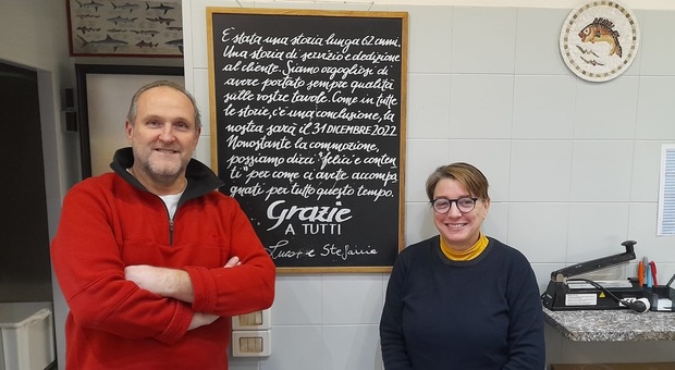 Luca e Stefania Bertoncello chiudono la pescheria di via Zanella al Termine, 62 anni di storia