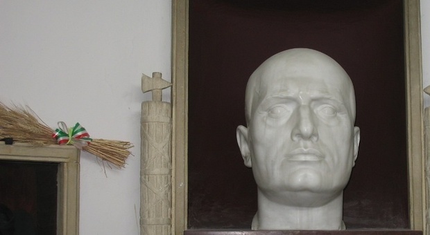 Palpeggiato da un “camerata” durante la gita alla tomba di Mussolini: la vittima è di Pescara