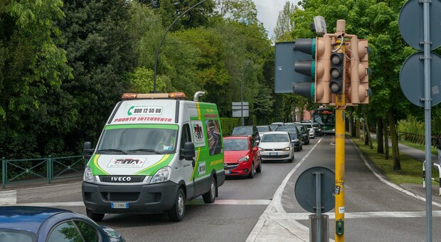 Photo-red sui semafori del Put: multe alle auto che passano con il rosso