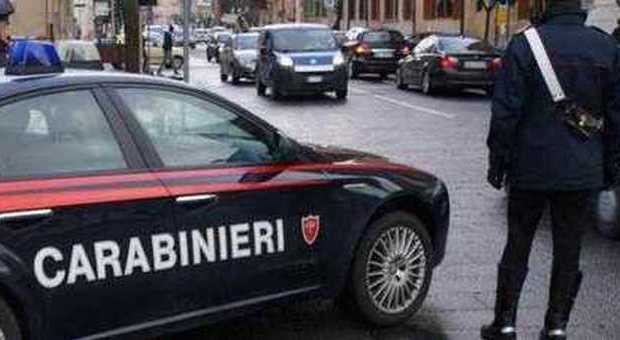 Napoli, polveriera Vasto: pusher africano aggredisce i carabinieri con le lamette