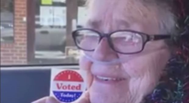 «Ce l'ho fatta!», anziana vota per la prima volta poco prima di morire