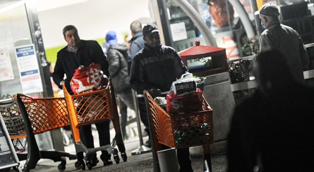Code e assalto ai supermercati nella notte: carrelli in fila fino ai parcheggi
