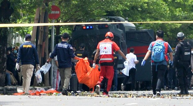 Indonesia, esplosione davanti alla chiesa di Makassar: «Due kamikaze, molti feriti»
