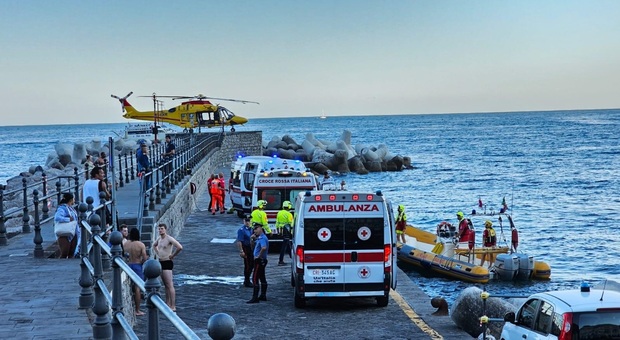 I soccorsi al porto di Amalfi