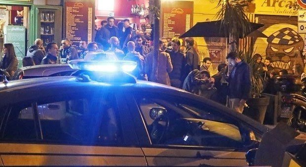 Napoli, allarme furti a Piazza Bellini: due ragazze derubate in 10 minuti