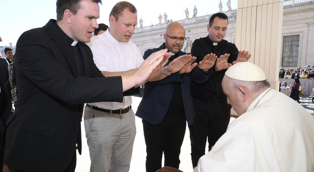 Vaticano, volano gli stracci tra i cardinali: «Una eresia la benedizione delle coppie gay»